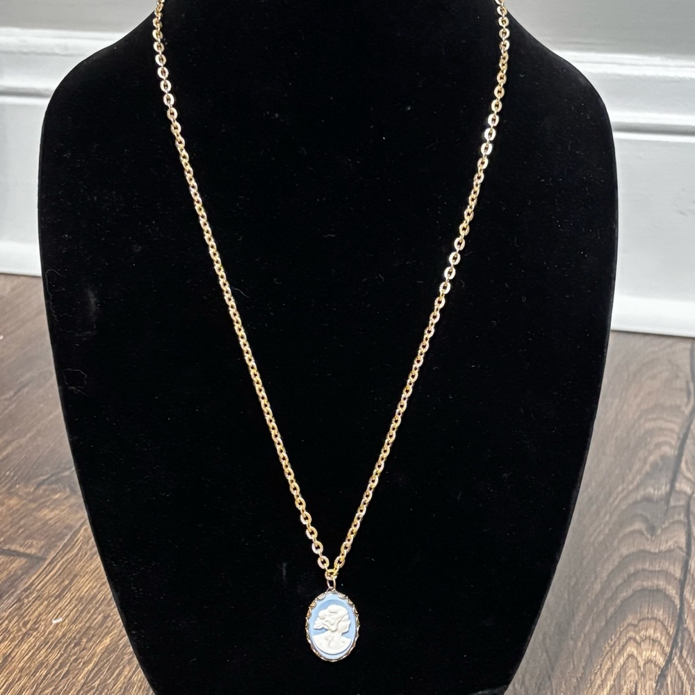 Gold Cameo Pendant Necklace